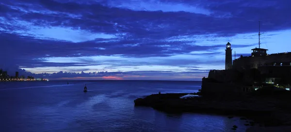 La tombée de la nuit sur le panorama havanais — Photo