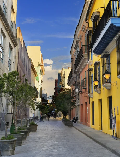 Havana straat met kleurrijke gebouwen — Stockfoto