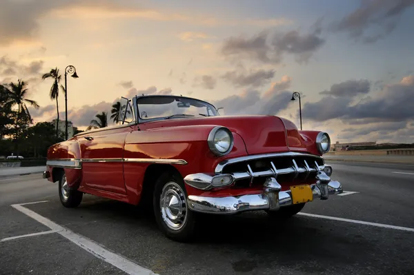 Coche rojo en la puesta de sol de La Habana — Foto de Stock