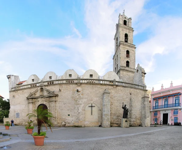 Igreja colonial em Old Havana plaza — Fotografia de Stock