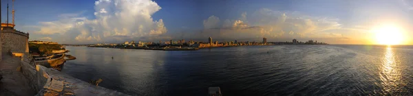 Pohled na havana od pevnosti el morro při západu slunce — Stock fotografie