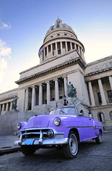 ハバナの国会議事堂に古い車 — ストック写真