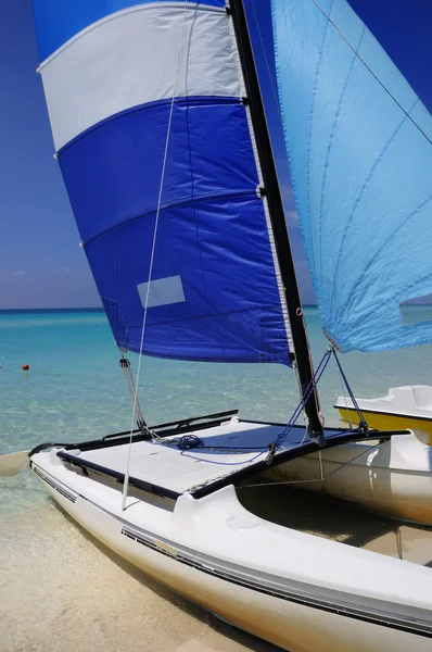 Praia cubana e barco de saling — Fotografia de Stock