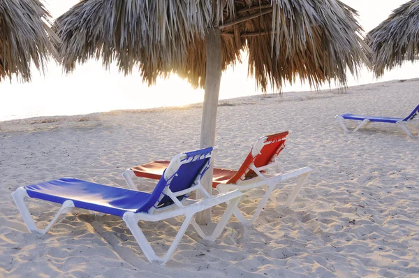 Chaises sur la plage tropicale — Photo