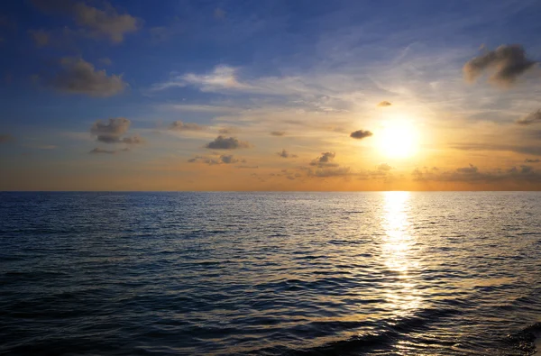 Zonsondergang op tropisch strand — Stockfoto