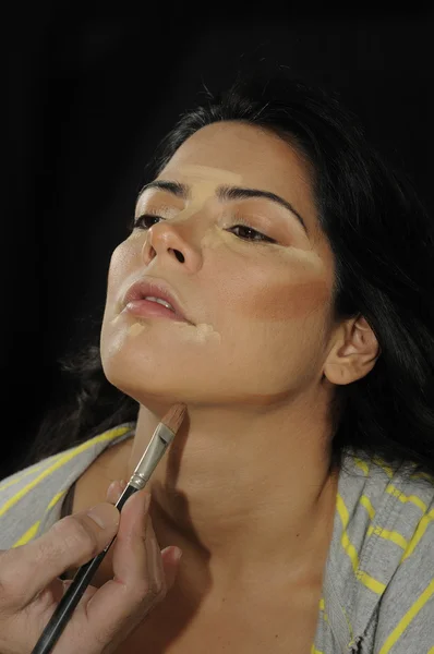 Hands applying make up on hispanic girl — Stock Photo, Image