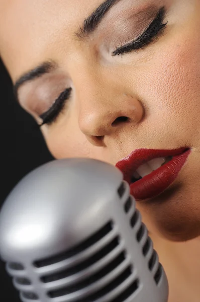 Labios rojos belleza cantando con micrófono retro — Foto de Stock