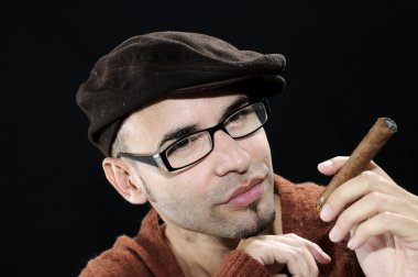 genç adam tutarak puro