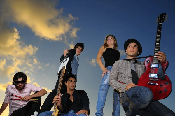 Grupo de jovens músicos posando com instrumentos — Fotografia de Stock