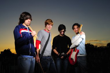 Genç arkadaşlar ayakta dışında