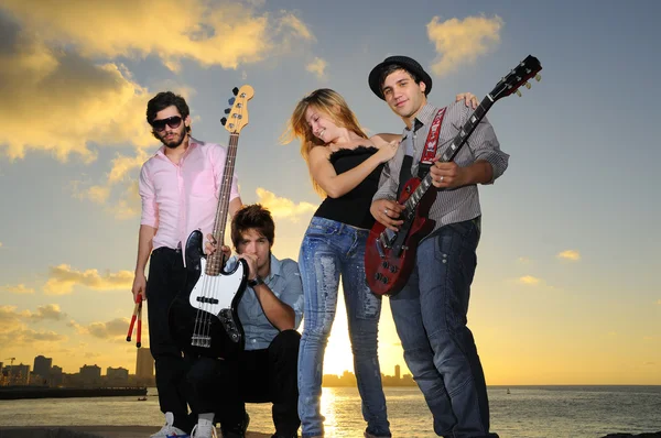 クールな若い音楽バンドは日没でポーズ — ストック写真