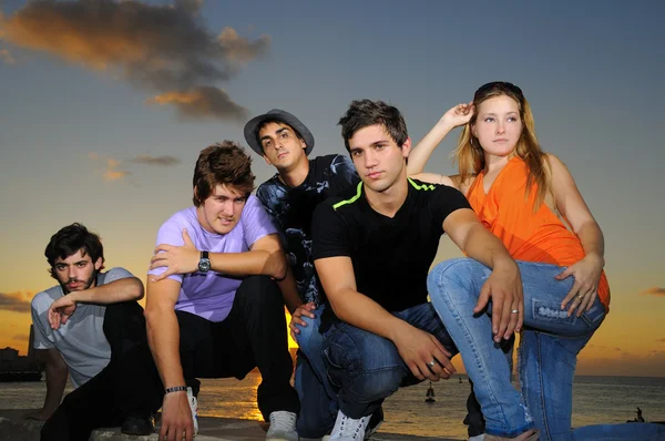 Cool jovem equipe posando ao ar livre — Fotografia de Stock