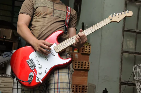 Homme jouant de la guitare électrique — Photo