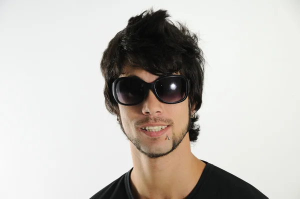 Beleza masculina com óculos de sol — Fotografia de Stock