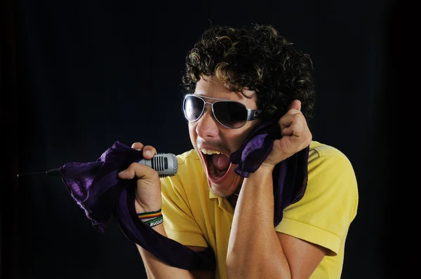 Man screaming on microphone — Stock Photo, Image