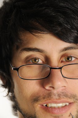 Okuma gözlüğü ile İspanyol adam