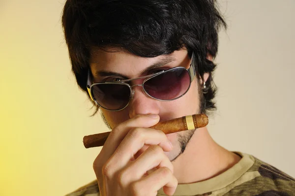 Homem cheirando charuto — Fotografia de Stock