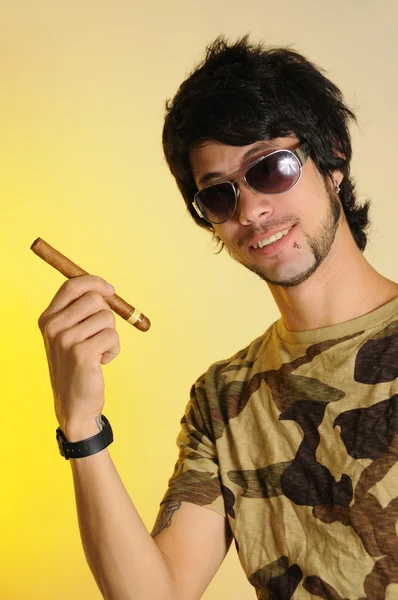 Joven sosteniendo cigarro — Foto de Stock