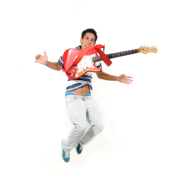 Junger Mann springt mit Gitarre — Stockfoto