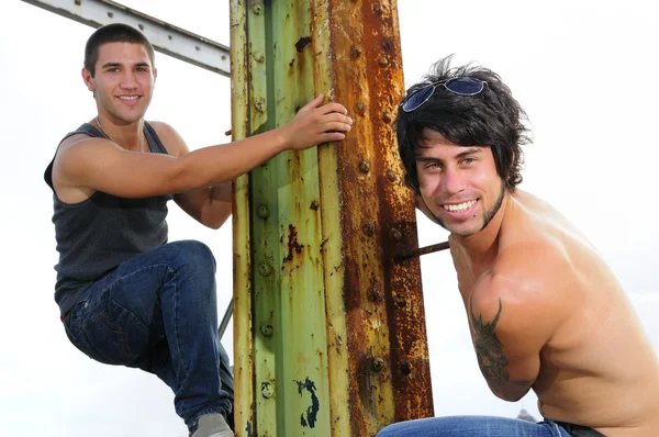 Koele stedelijke hispanic jongens — Stockfoto