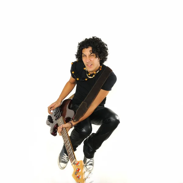 Facet skacze z gitara basowa — Zdjęcie stockowe