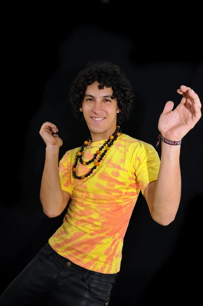 Веселый латиноамериканец, танцующий на черном — стоковое фото