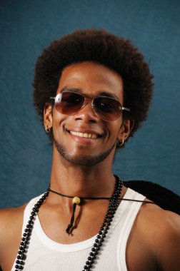 neşeli Afro-Amerikan erkek