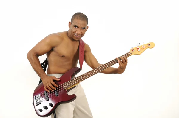 アフリカ人のヒスパニック人ベースギターを演奏 — ストック写真