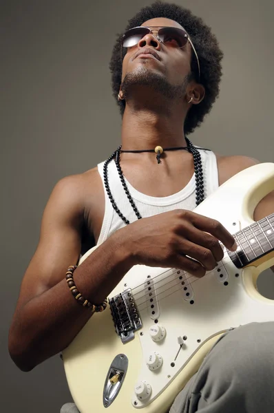 Guitariste africain branché — Photo