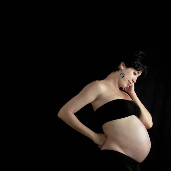 Nadenkend zwangere vrouw geïsoleerd — Stockfoto