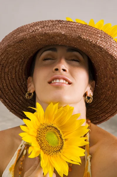 Bellezza ispanica in possesso di girasole — Foto Stock