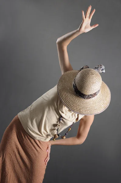 Modelo de moda usando um chapéu — Fotografia de Stock