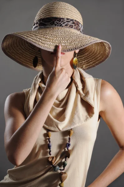 Modella indossando un cappello — Foto Stock