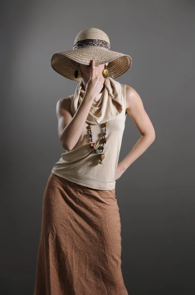 Modelo de moda con un sombrero — Foto de Stock