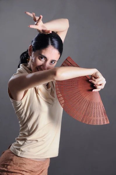 Танцовщица фламенко с веером — стоковое фото