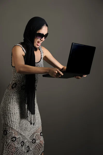 Onu laptop ile kızgın kadın — Stok fotoğraf