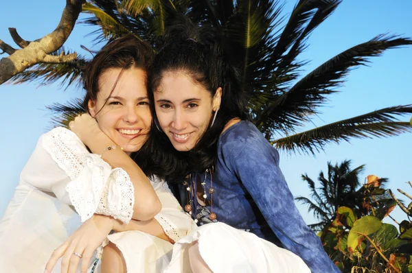 Amigos femininos em roupas de verão se divertindo na praia tropical — Fotografia de Stock