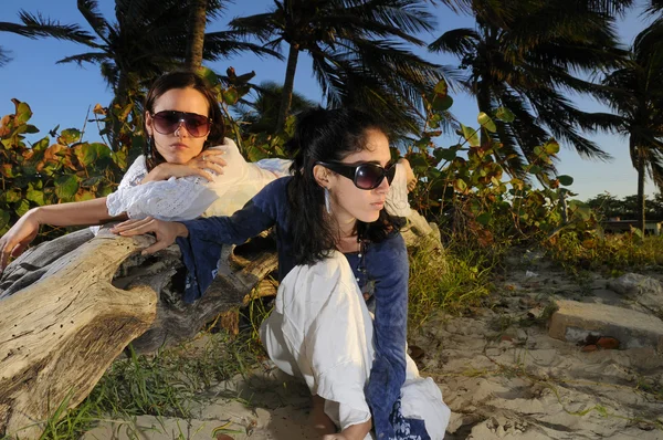 Amis féminines en vêtements d'été s'amusant sur la plage tropicale — Photo