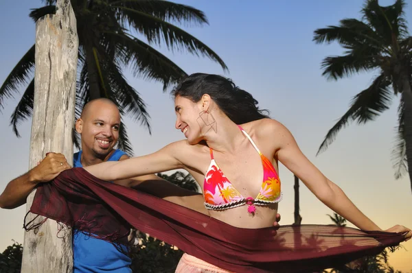 Casal desfrutando férias de verão — Fotografia de Stock