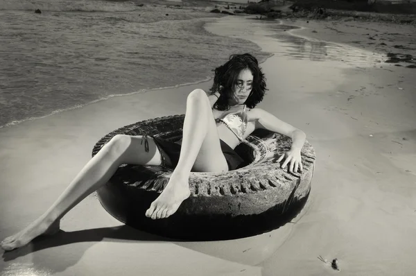 Vrouw op het zand — Stockfoto