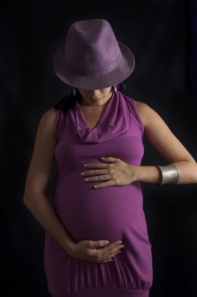 Portret van zwangere vrouw geïsoleerd — Stockfoto