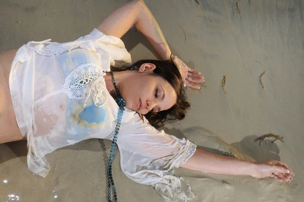 Natte vrouw op het zand — Stockfoto