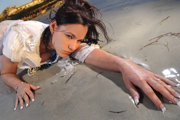 Vrouw op het zand — Stockfoto