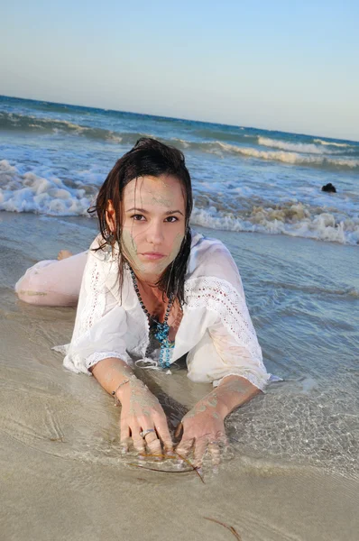 Влажная женщина в песке — стоковое фото