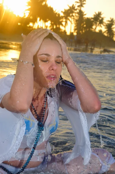Donna bagnata sulla spiaggia — Foto Stock