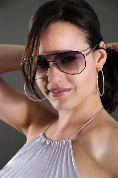 Frau mit Sonnenbrille — Stockfoto