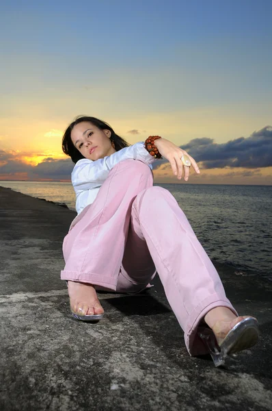 Mode vrouw bij zonsondergang — Stockfoto