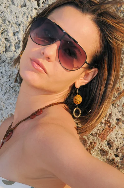 Mode kvinna med solglasögon — Stockfoto