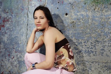 Grunge duvara oturan modeli