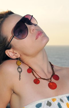 güneş gözlüğü takan kadın moda